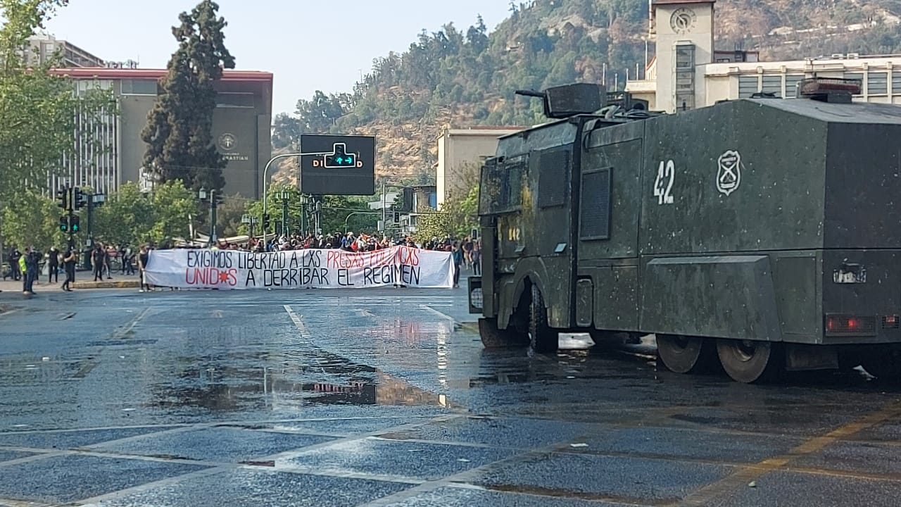 Brutal represión de Carabineros a protesta en apoyo a presos políticos de la revuelta
