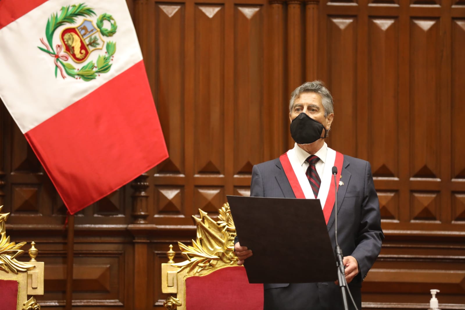 Sagasti se juramenta como presidente de Perú y pide perdón a familiares de jóvenes fallecidos