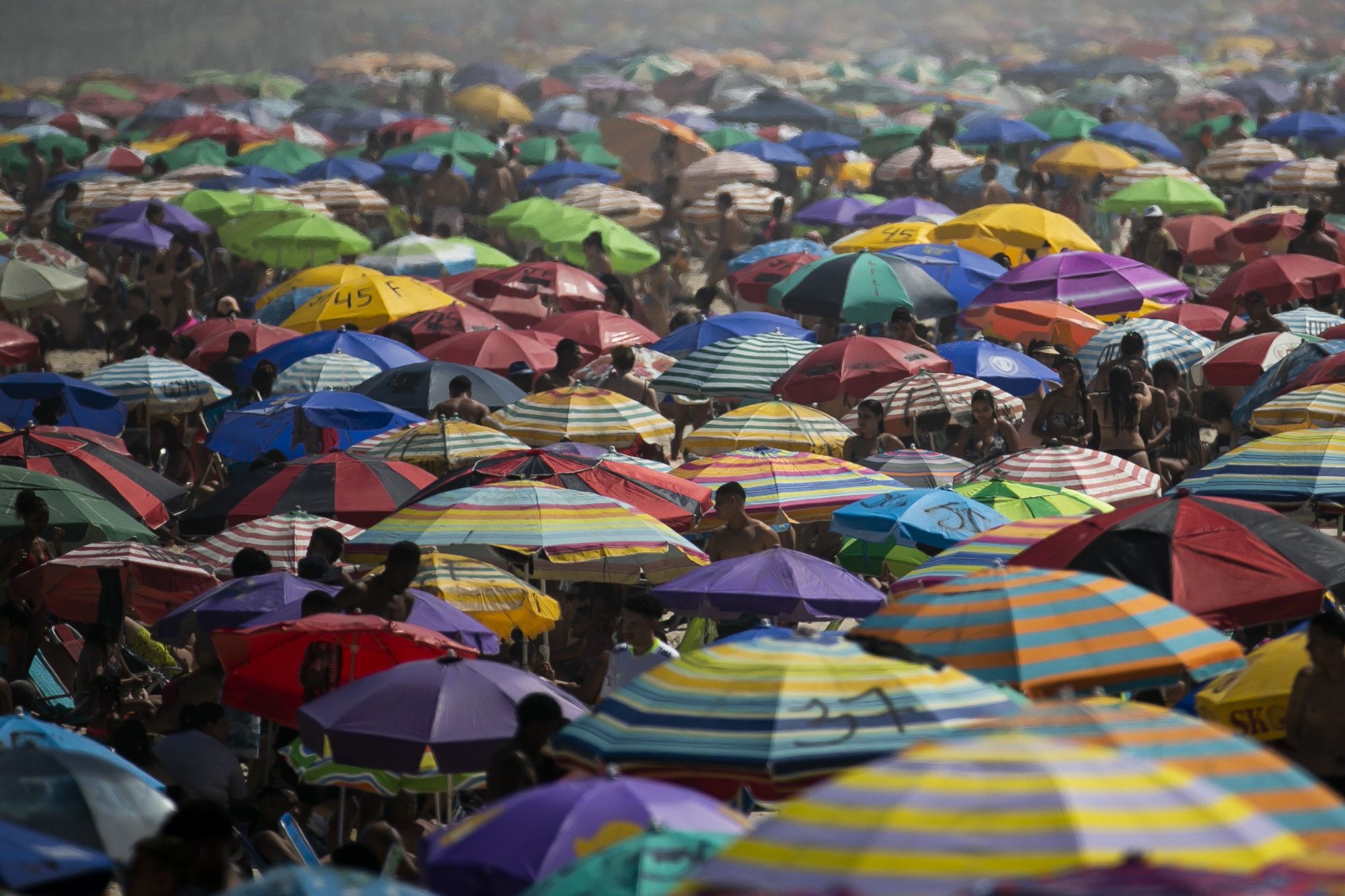 Brasil roza los 7,3 millones de contagios, pero las playas de Río de Janeiro estuvieron a reventar