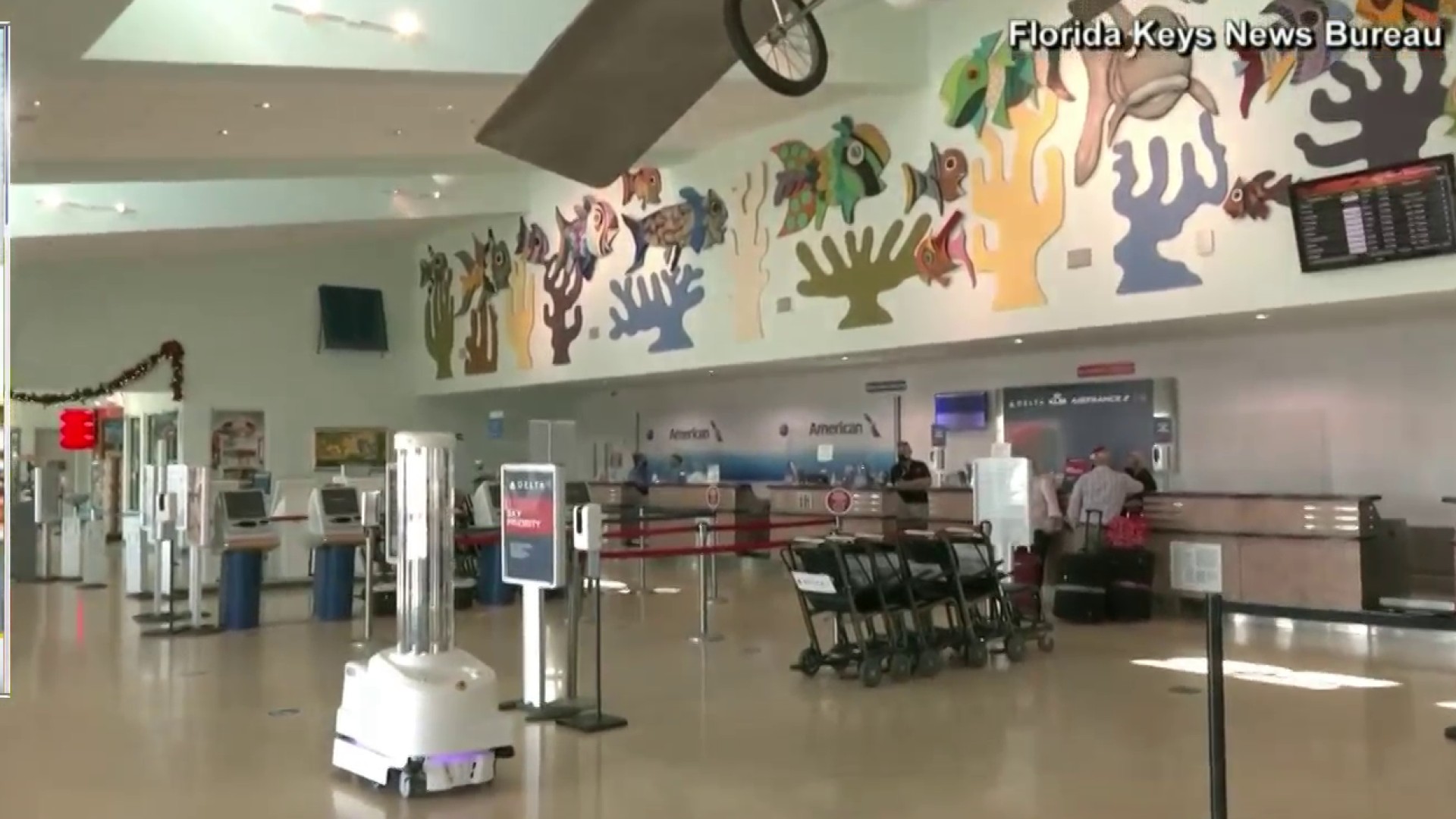 Estrenan en aeropuerto de Florida robot de desinfección contra el covid-19