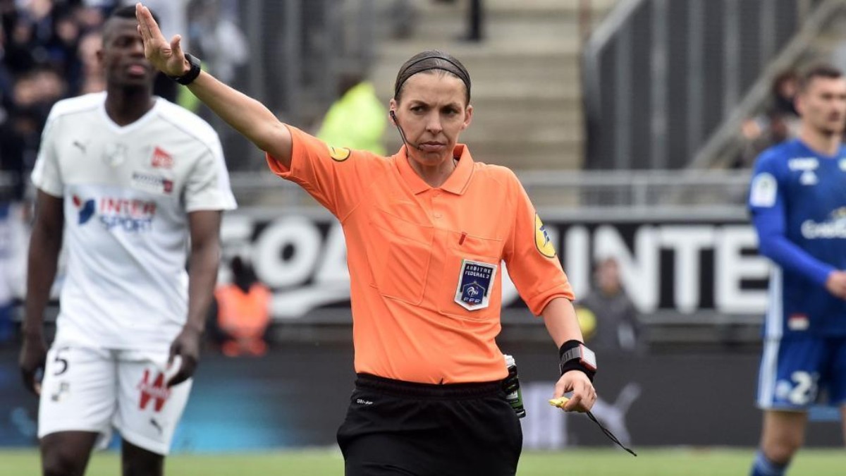 Stéphanie Frappart será la primera mujer en arbitrar un partido de la Champions