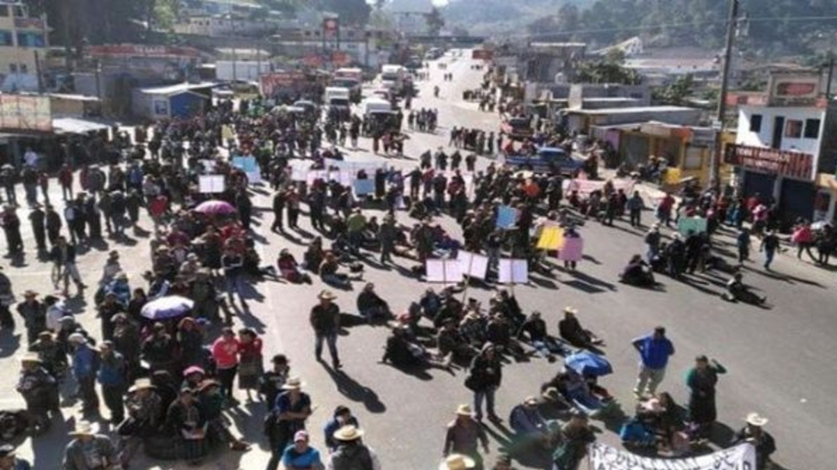 Cientos de personas bloquean principales carreteras de Guatemala en protesta contra el Gobierno