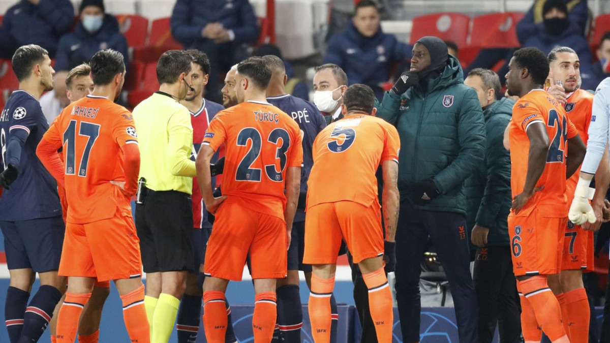 (Video) Futbolistas de la Champions se retiran en pleno partido tras comentario racista del árbitro