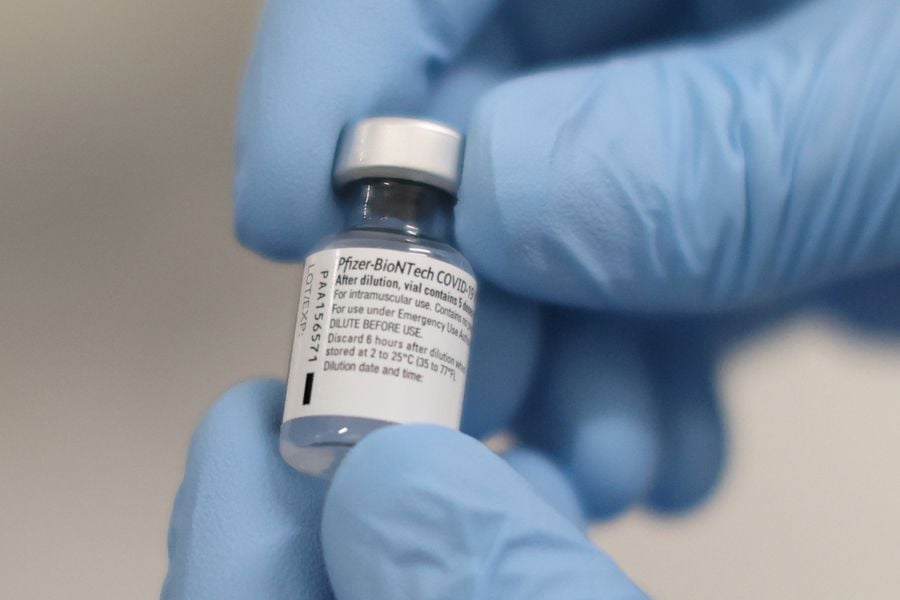 Covid-19: Colegio Médico llama a «no relajarse» tras aprobación de vacuna de Pfizer en Chile