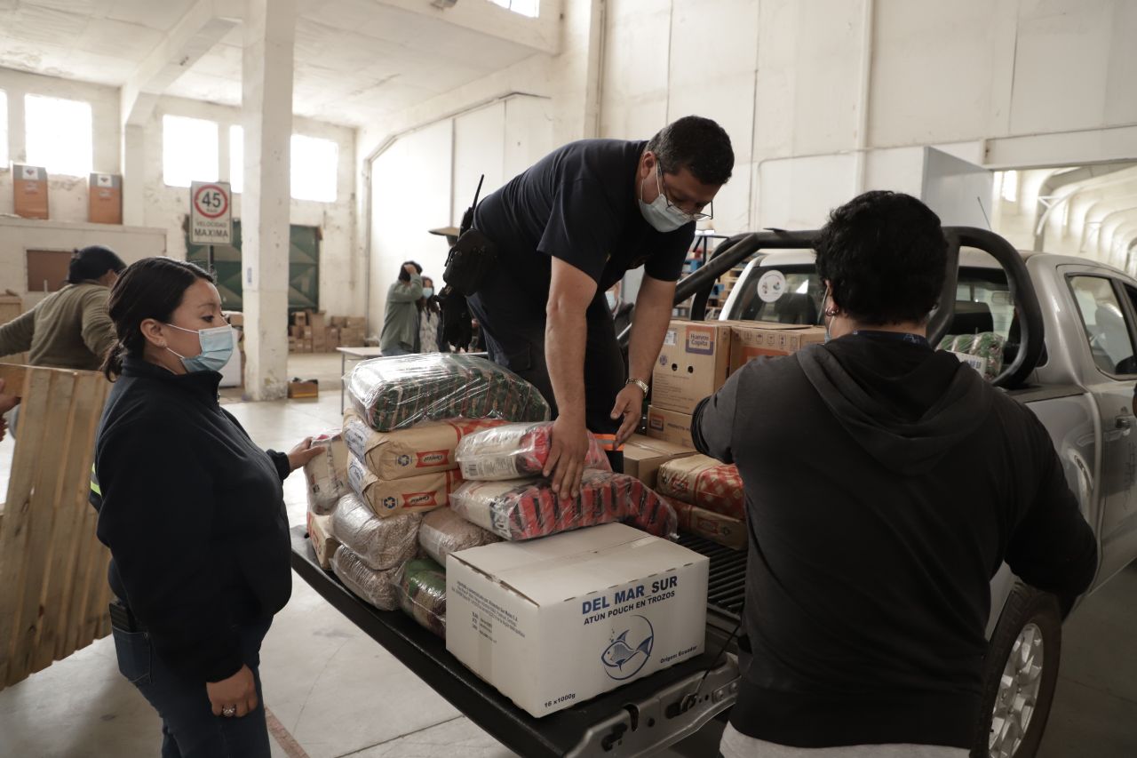 Valparaíso: Municipio distribuye más de 100 toneladas de alimentos en ollas comunes de la ciudad