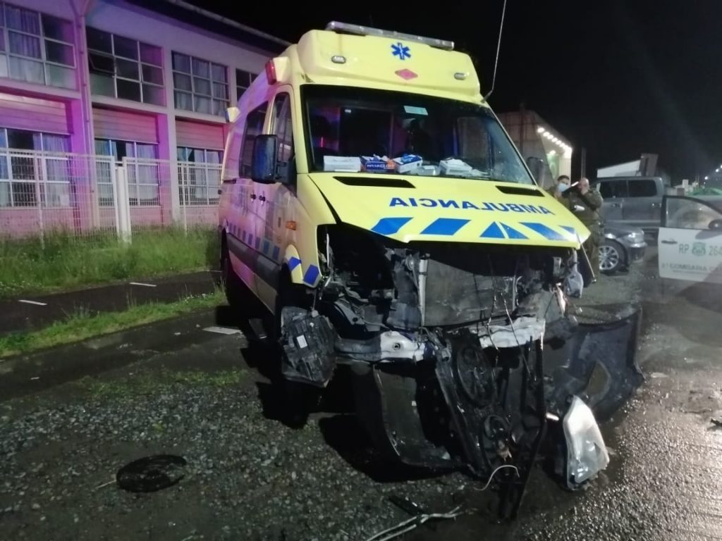 Insólito: Conductor chocó 2 ambulancias, se dio a la fuga, y carabineros detuvo a funcionario del SAMU