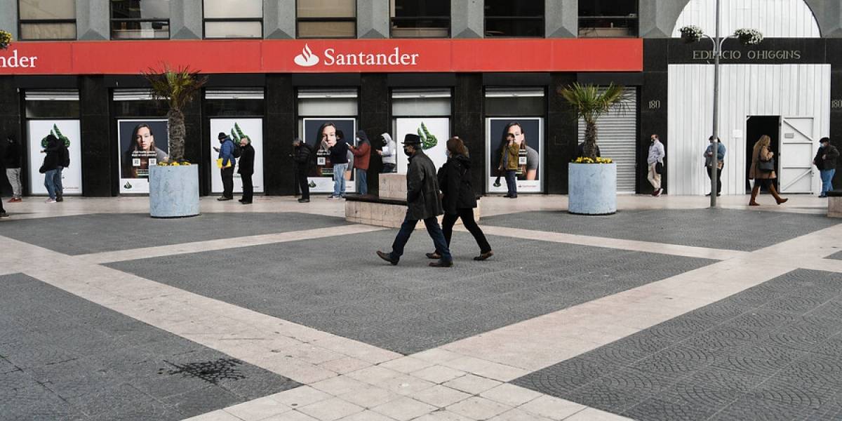 Mujer trans presenta recurso de protección contra el Banco Santander