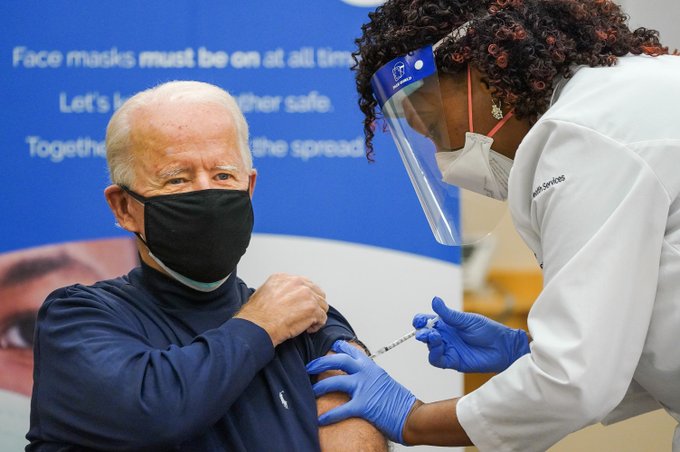Biden recibió la primera dosis de la vacuna de Pfizer contra el COVID-19