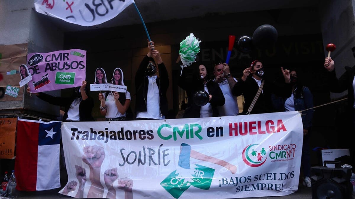 Trabajadoras de CMR Falabella cumplieron tres semanas en huelga