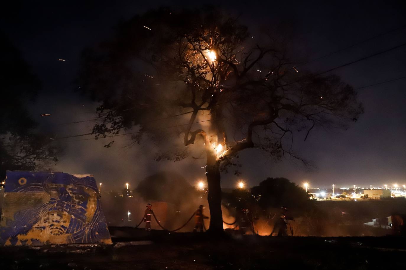 Navidad en llamas: Incendio por juegos pirotécnicos arrasó con uno de los barrios  más humildes de Paraguay