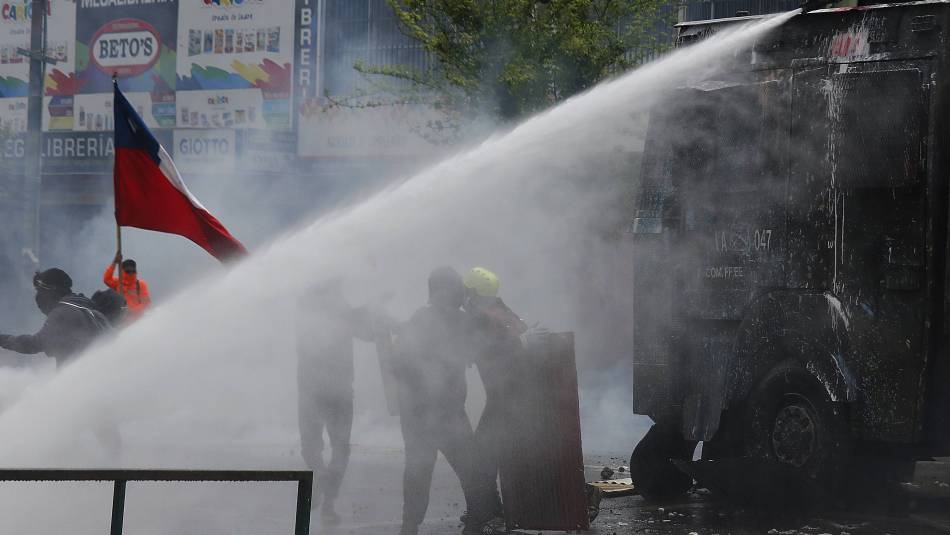 Represión criminal: Manifestantes son quemados por carros lanza agua de Carabineros