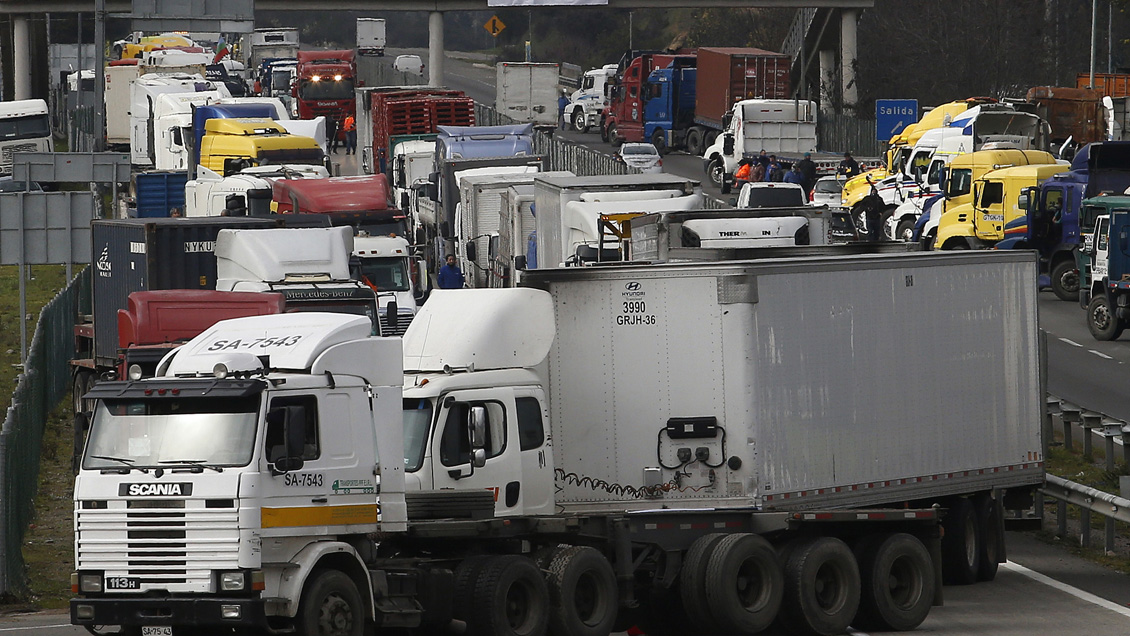 Gremios de camioneros advierten que pueden reactivar un paro nacional y aclaran que «sólo se suspendió»
