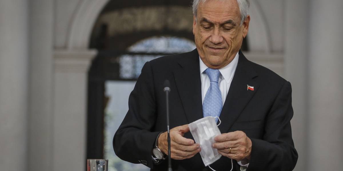 Piñera se autodenunció tras pasear por la playa sin mascarilla, en medio de escándalo de triangulaciones  y desaprobación