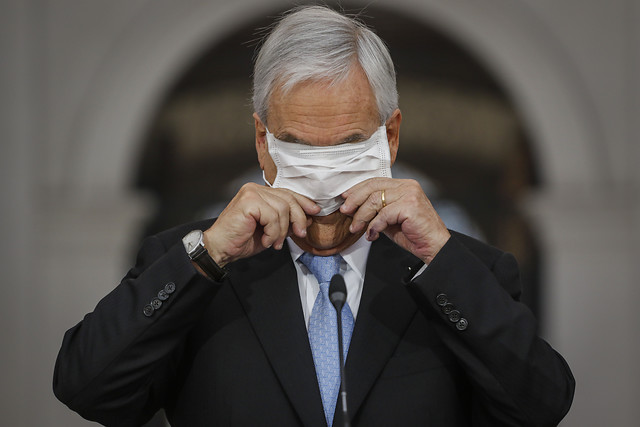 (+Fotos) Captan a Piñera paseando sin mascarilla y sacándose selfies por la playa de Cachagua