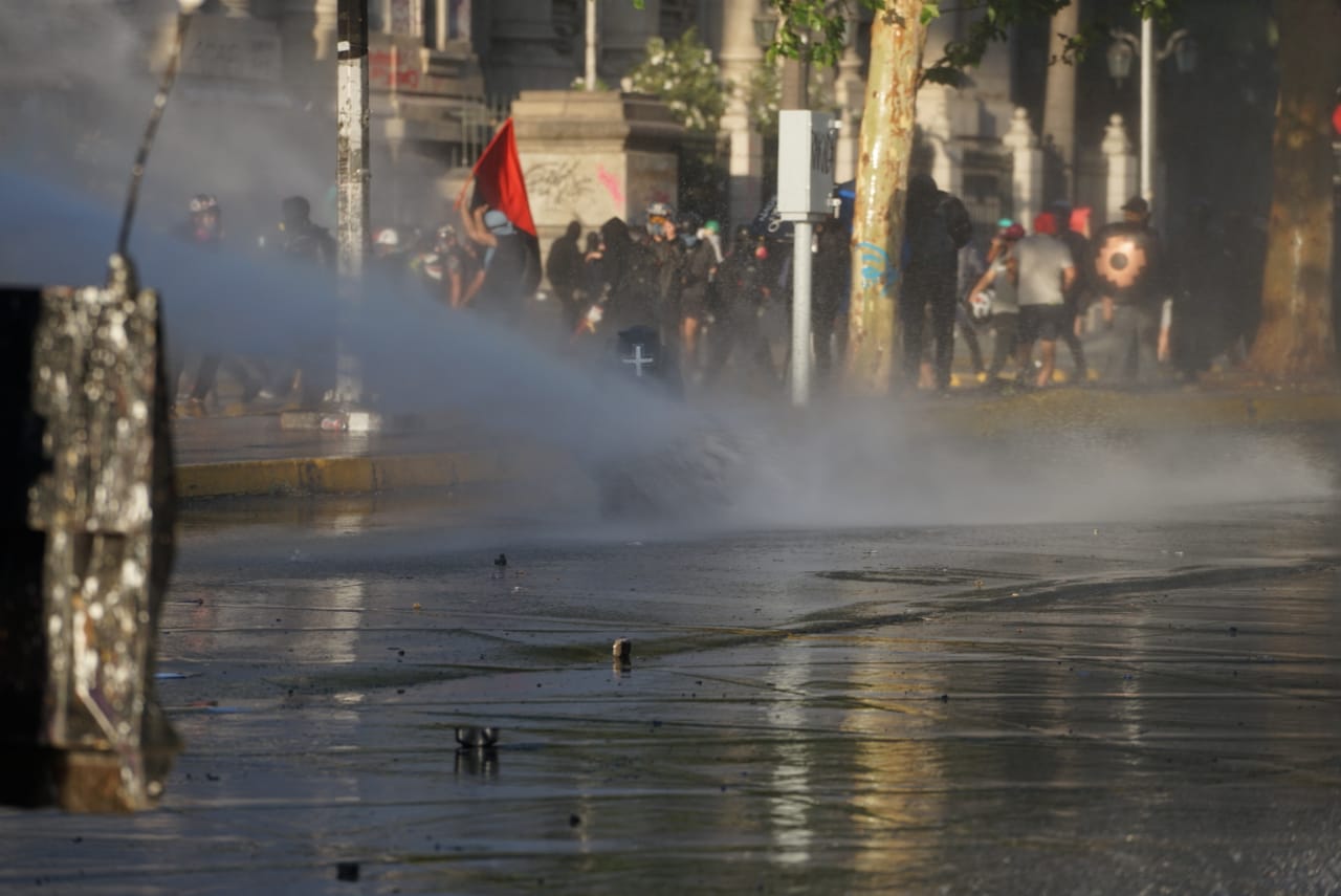 Brutal represión y más de 30 detenidos marcó una nueva jornada de protestas contra Piñera