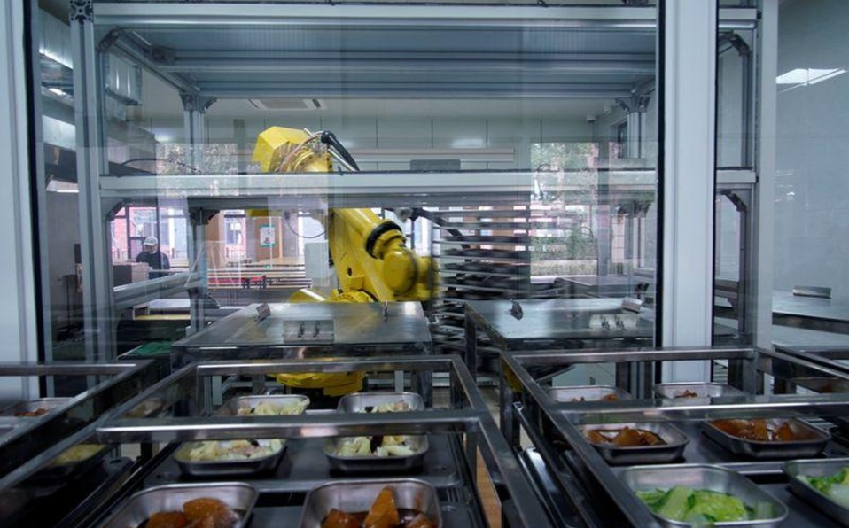 En China un chef robot sirve comidas en escuelas para reducir riesgos de COVID-19