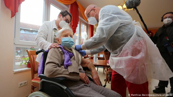 Comienza vacunación contra el Covid-19 en Europa y los abuelos serán los primeros