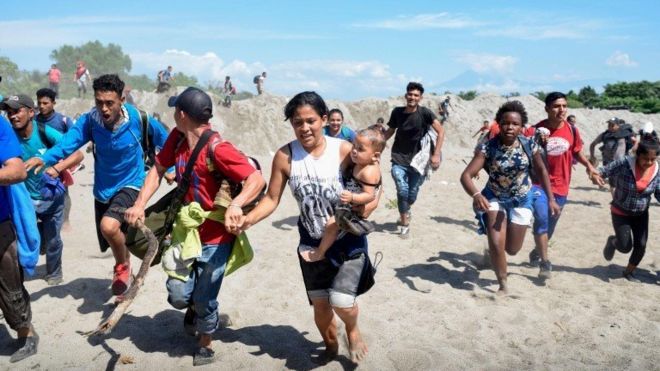 Miles de hondureños migrantes se devuelven en la frontera tras fuerte represión policial y militar