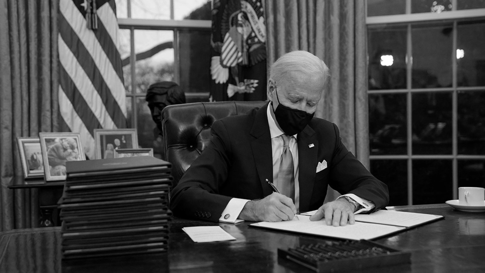 Biden signs 30 decrees in three days to erase Trump’s passage through history