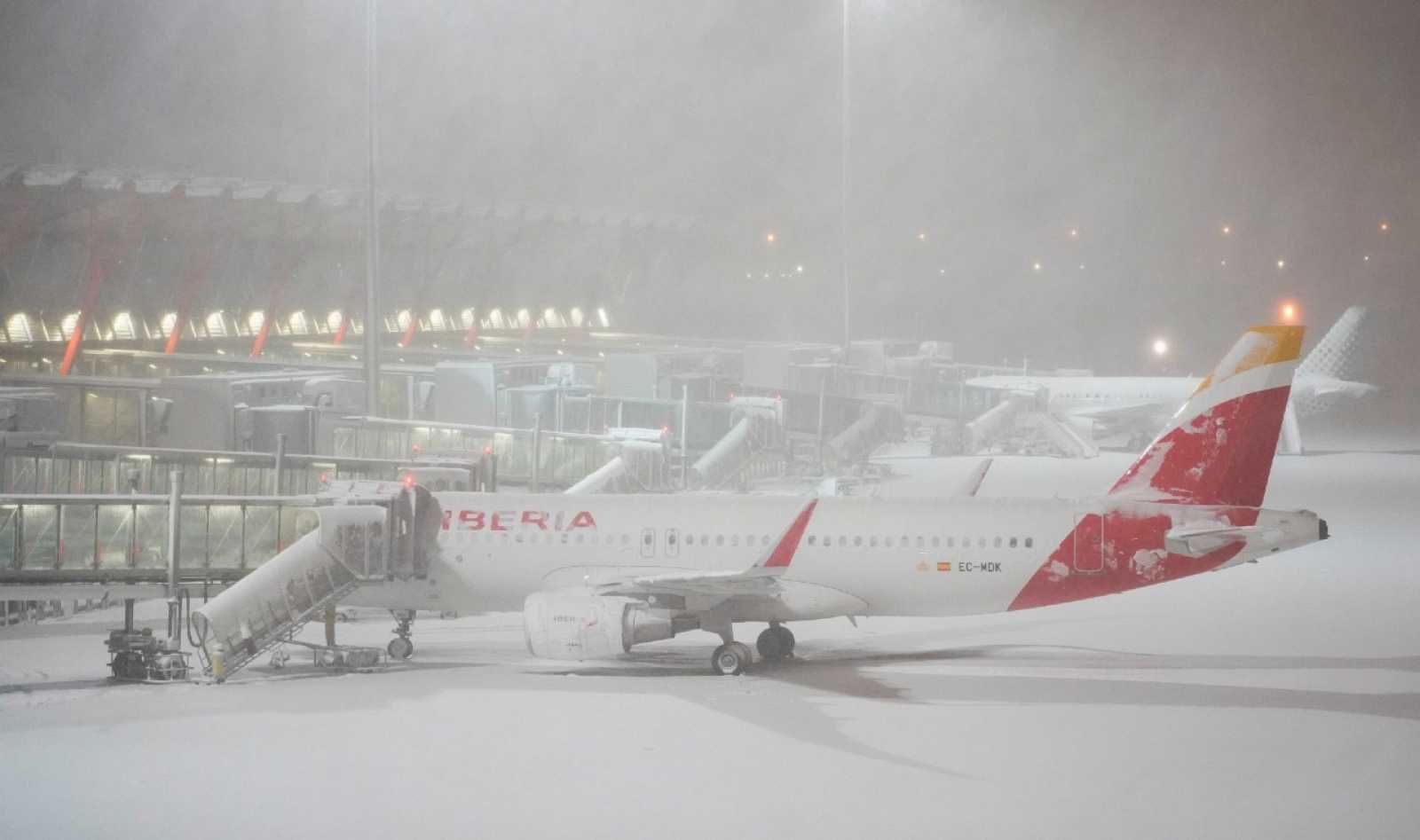 Tormenta de nieve Filomena crea caos en España y obliga cierre del aeropuerto de Madrid