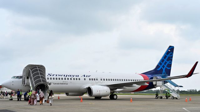 Encuentran restos humanos y escombros de avión desaparecido en Indonesia