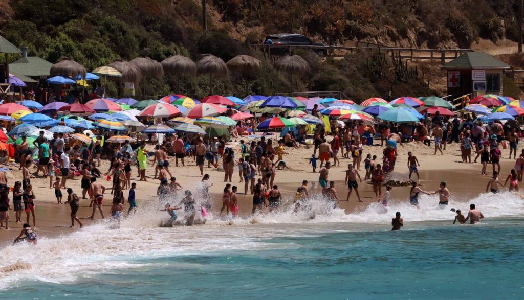 Colmed de Valparaíso recomienda suspender permiso de vacaciones ante 100 % de ocupación de camas UCI