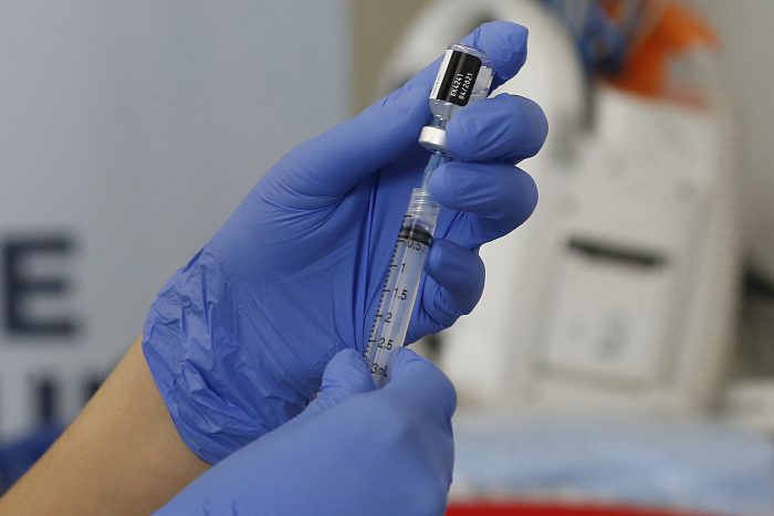 Un congresista de EE.UU. inmunizado con la vacuna de Pfizer se contagia con covid-19