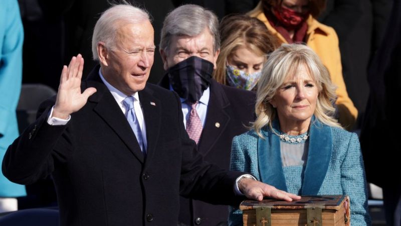 Biden juró como presidente de EE. UU. y llamó a poner fin a «una guerra insolente»