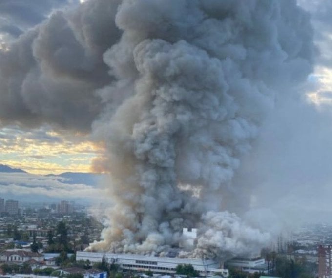 Gigantesco incendio obligó a evacuar las dependencias del Hospital San Borja Arriarán