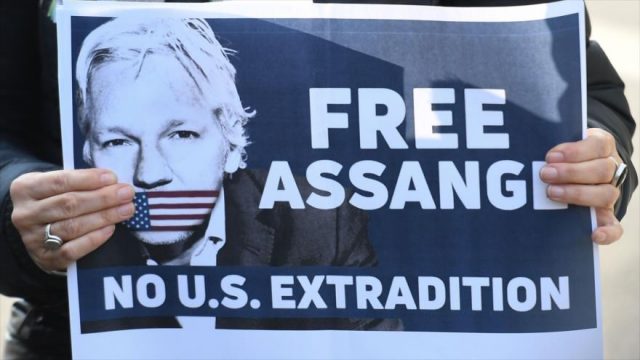 Organizaciones sociales impulsan campaña por un perdón presidencial a Julian Assange