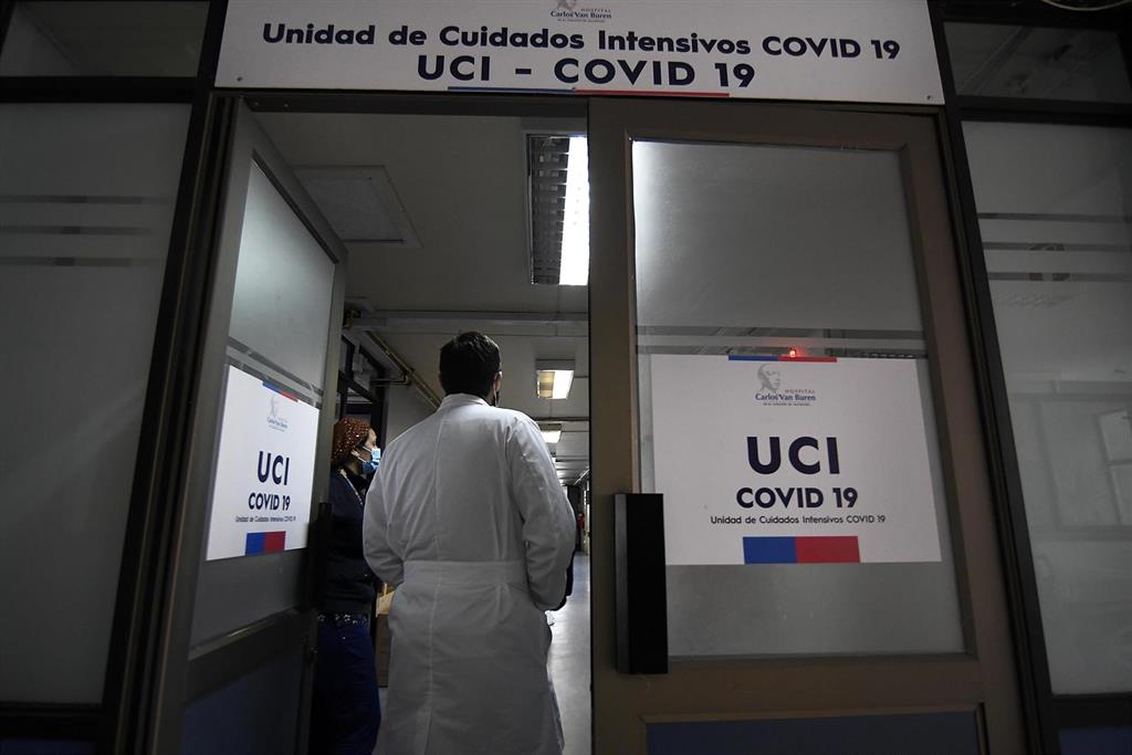 87% del personal UCI sufre agotamiento extremo mientras nuevos casos de COVID-19 se disparan en Chile