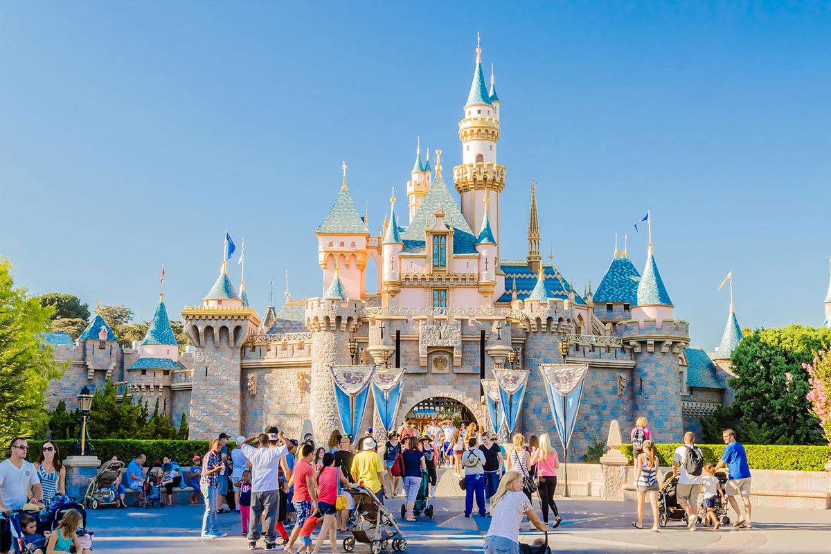 Disneyland reabre sus puertas como centro de vacunación masiva