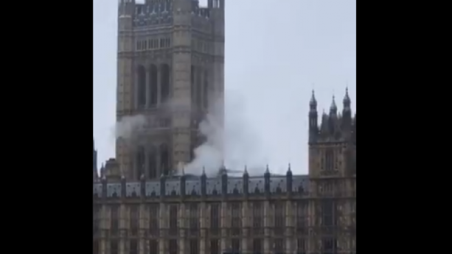 Alarma en Londres: Humo sobre el Palacio del Parlamento