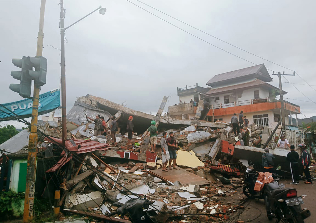 Advierten en Indonesia de fuertes réplicas tras el potente terremoto de 6,2 y de un posible tsunami en caso de nuevos sismos