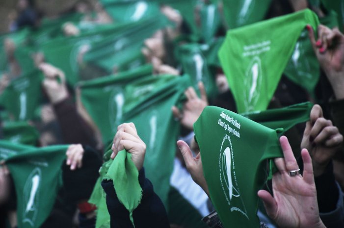 La marea verde cruzó la cordillera: ¿Qué tan lejos estamos del aborto libre en Chile?