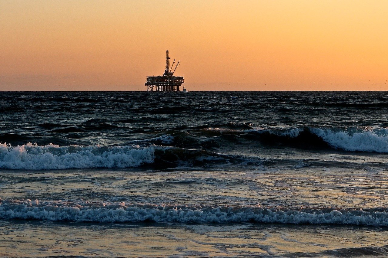 Explosión de oleoducto en México generó derrame de miles de litros de aceite en el mar