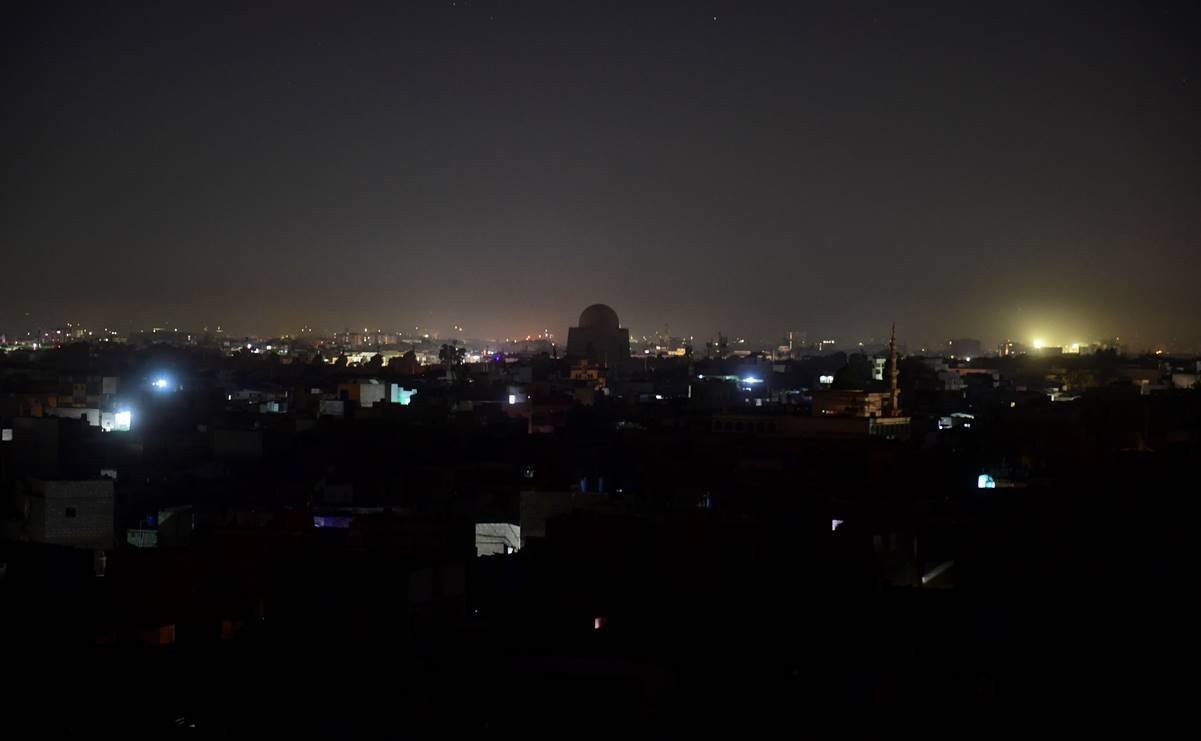 Restablecen servicio eléctrico tras apagón masivo en Pakistán
