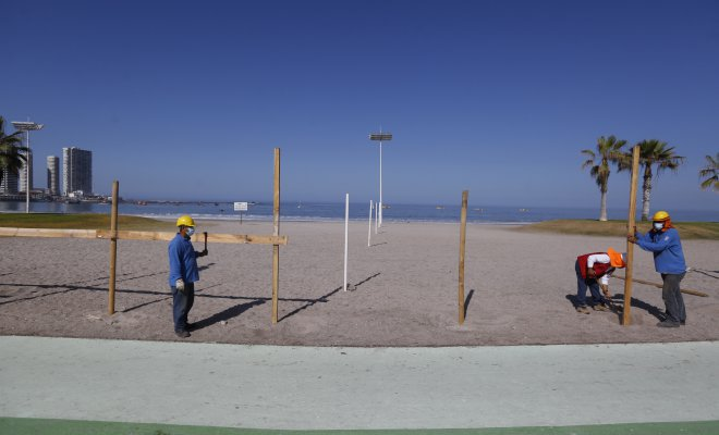 Municipio de Iquique cercó playa Cavancha para evitar contagios por Covid-19