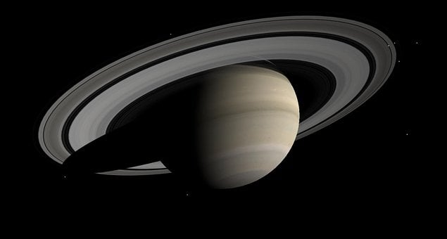 Científicos responden a qué se debe la inclinación de Saturno