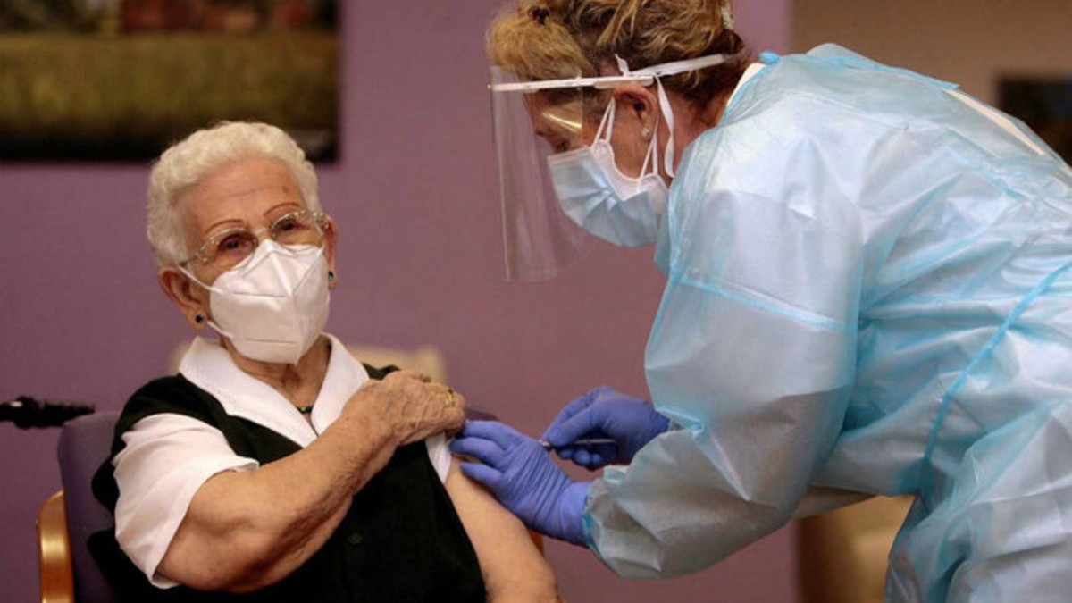 España cumple primera semana de vacunación contra el coronavirus en medio de polémicas