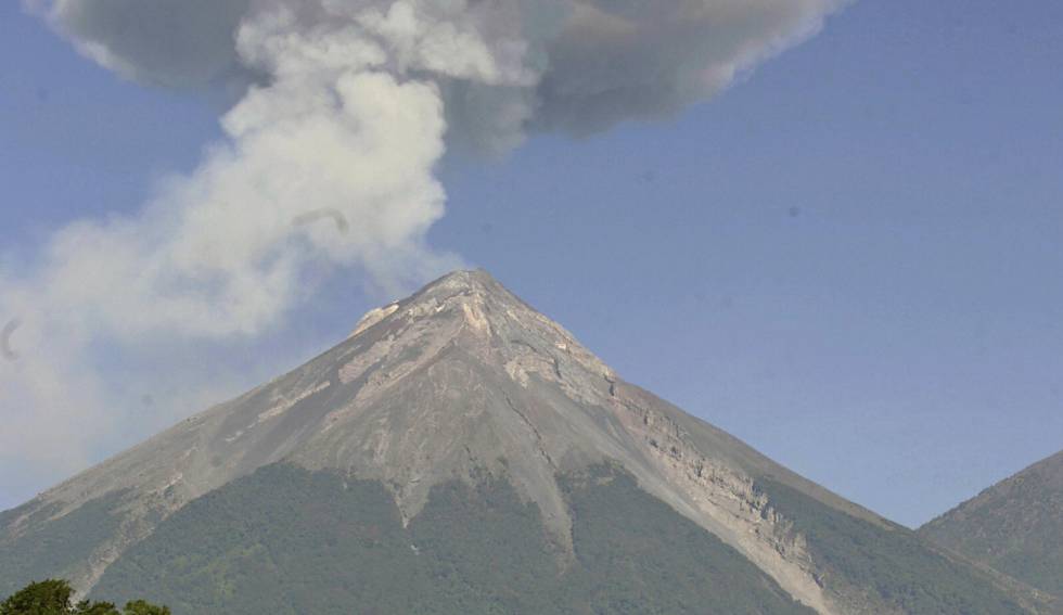 Alerta en Guatemala por aumento de actividad eruptiva en tres volcanes