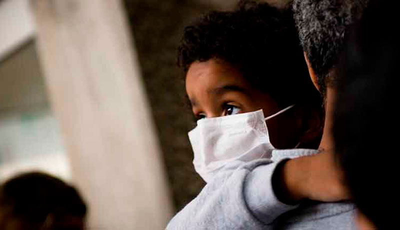 niño con mascarilla