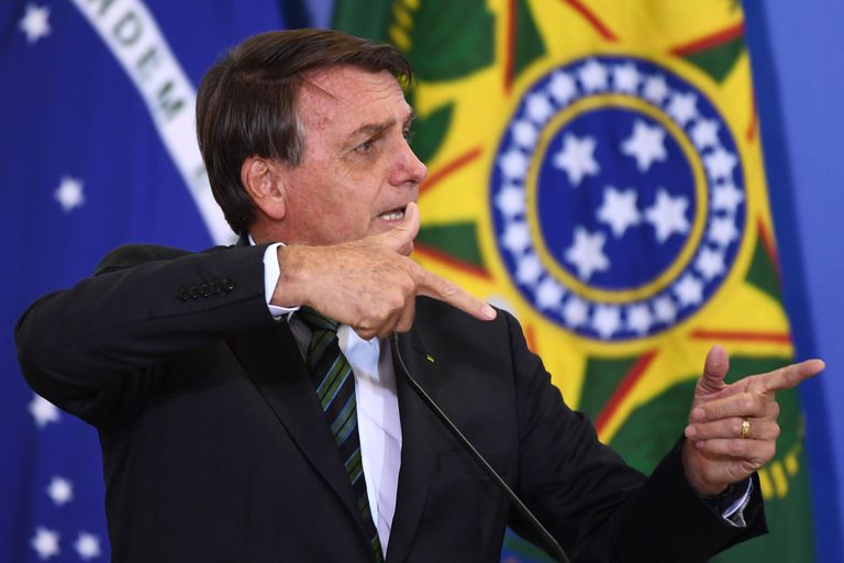 Bolsonaro critica medidas de distanciamiento social en Brasil, mientras 8 estados están al borde de un colapso hospitalario