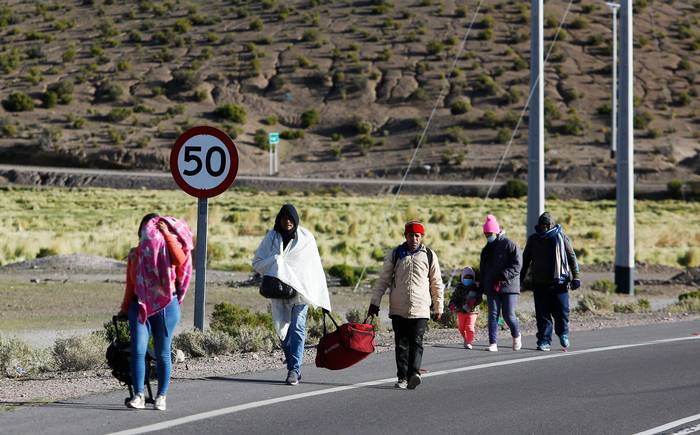 Migrantes buscan rutas alternas ante militarización de frontera chilena