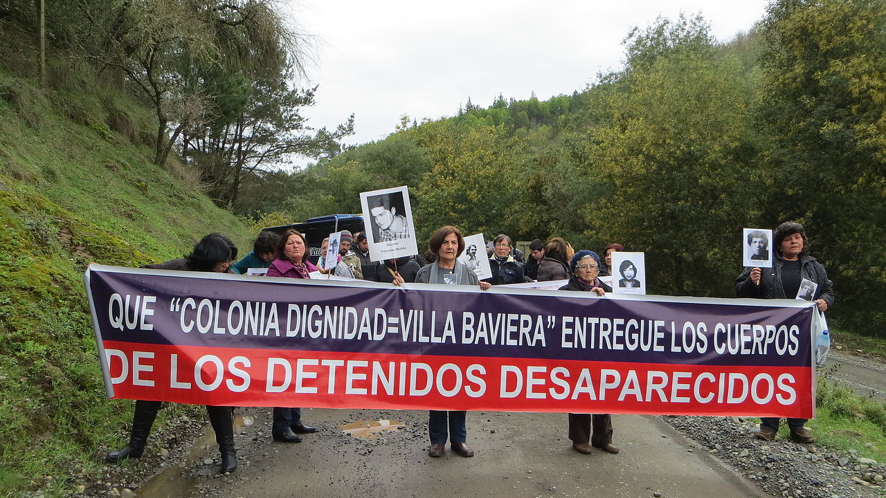 Familiares de detenidos y desaparecidos del Maule piden sumar equipo forense argentino y tecnología de punta a la búsqueda de fosas en Colonia Dignidad