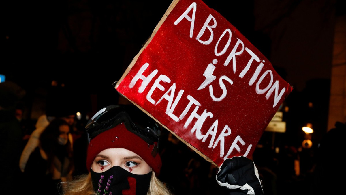Polonia prohíbe el aborto y propone crear espacios para que las mujeres lloren si son obligadas a dar a luz