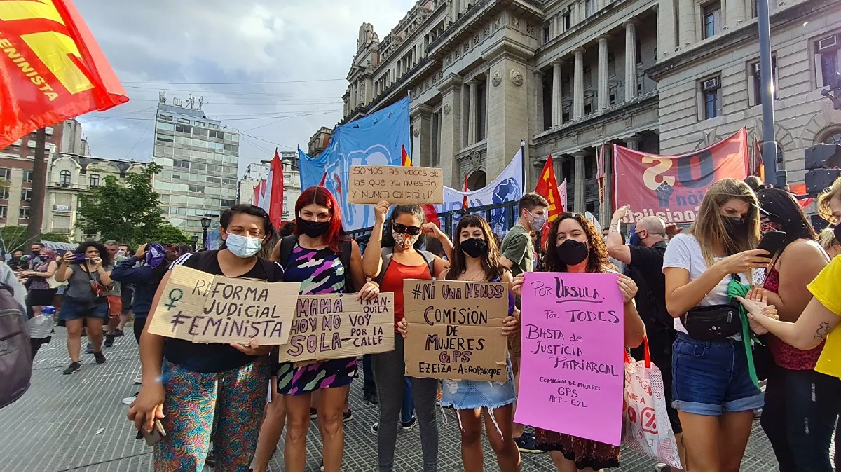 (Fotos) Feministas marchan en Argentina para exigir acciones contra la violencia machista