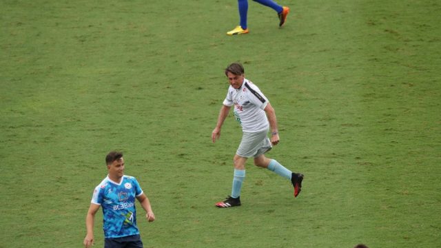 ¡Insólito! Bolsonaro gastó 6.000$ de fondos públicos para transmitir partido de fútbol en el que participó