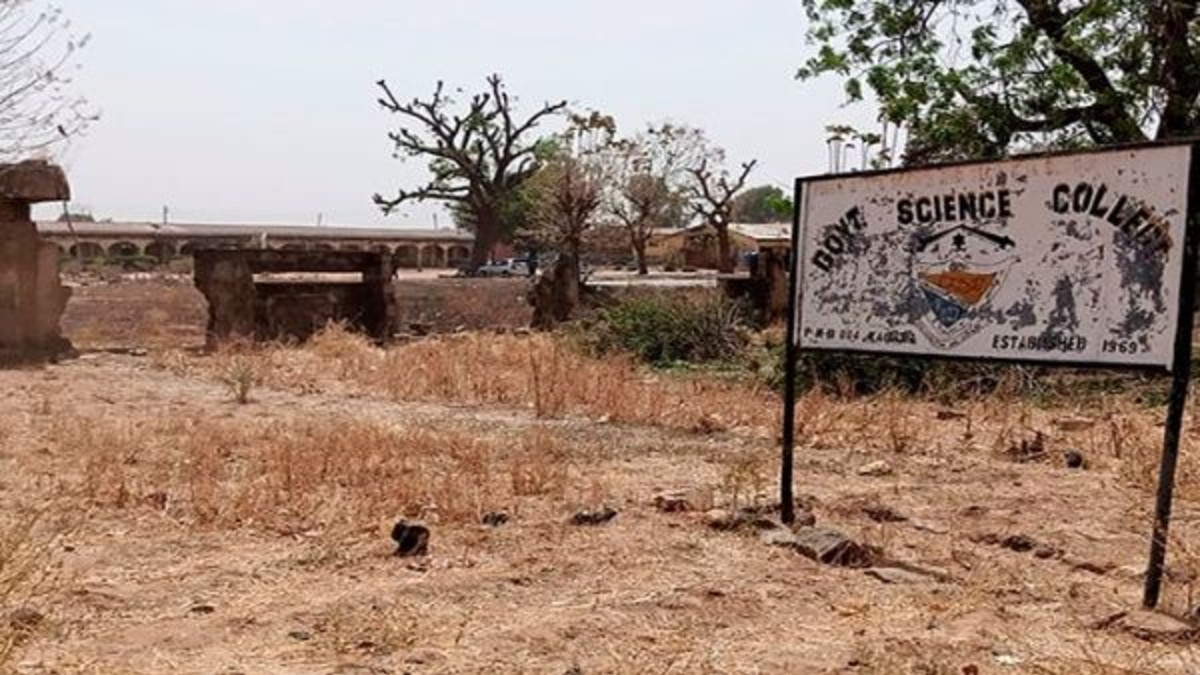 Secuestran a más de 300 niñas y adolescentes en escuela secundaria en Nigeria