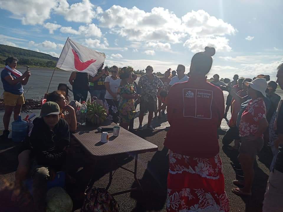 Comunidad Rapa Nui liderada por mujeres cierra aeropuerto Mataveri para frenar ingresos injustificados
